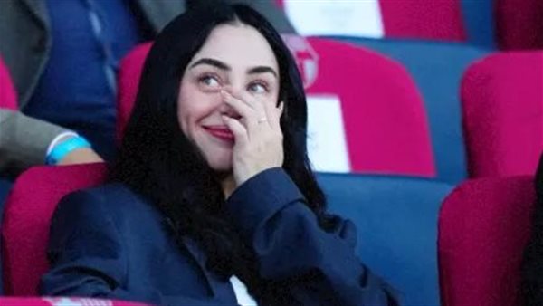 من مدرجات الملعب.. نيكي نيكول تحسم الجدل حول علاقتها بلامين يامال.