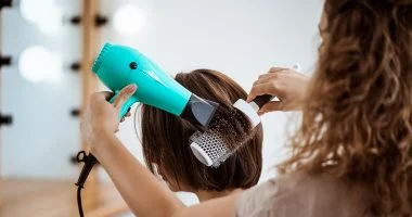 نوع وجهك ليس العامل الوحيد.. كيف تختارين تسريحة شعر تضمن لكِ أجمل الصور في المناسبات؟