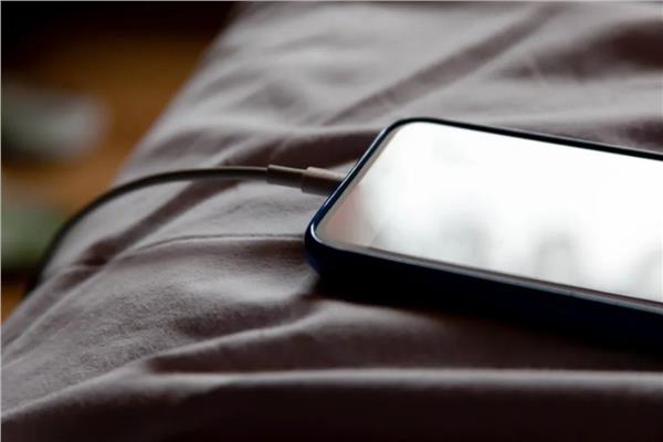 هاتفك على الشاحن بجوارك ليلاً.. تحقيق يكشف كيف تحولت عادة الملايين إلى مسبب رئيسي للحرائق