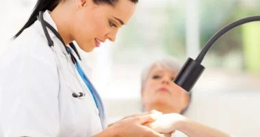 هجمات الصدفية في الشتاء.. كيف تحمي بشرتك من الجفاف والتهيج الموسمي؟