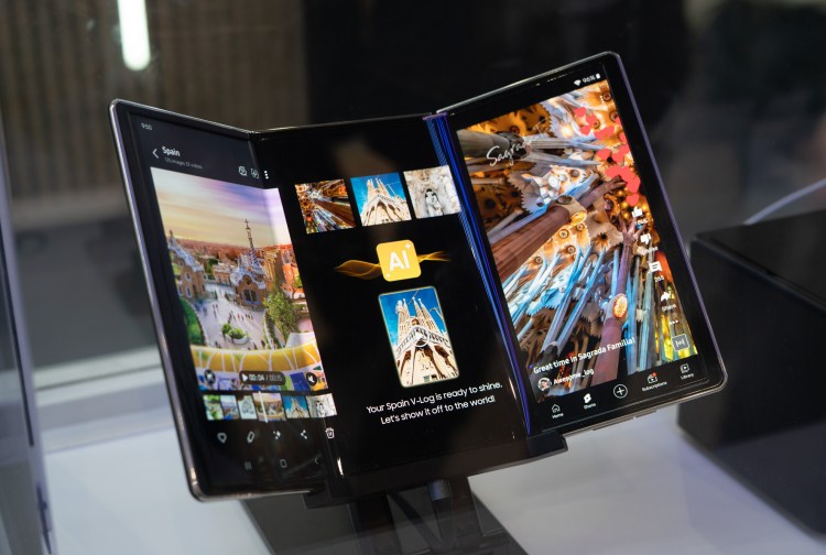 هل يُغني هاتف سامسونج ثلاثي الطي الجديد عن شراء جهاز لوحي؟