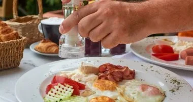 5 عادات صباحية تظنها بريئة تدمر كليتيك بصمت