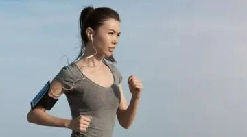 آلام الظهر بسبب العمل المكتبي؟ 5 تمارين منزلية تعيد استقامة