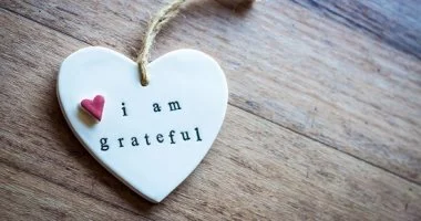 أداة نفسية من 3 كلمات فقط أثبتت فعاليتها في رفع المعنويات وقت الأزمات.