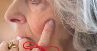 أعراض الخرف المبكر.. متى يتحول النسيان اليومي إلى علامة خطر حقيقية؟