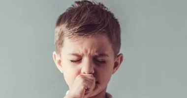 أعراض متشابهة وخطورة مختلفة.. متى يتحول الفيروس المخلوي إلى التهاب رئوي عند الأطفال؟