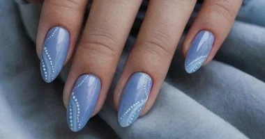 ألوان الشوكولاتة والتوت الداكن: كيف أعادت البساطة الفاخرة تعريف اتجاهات طلاء الأظافر لشتاء 2026.