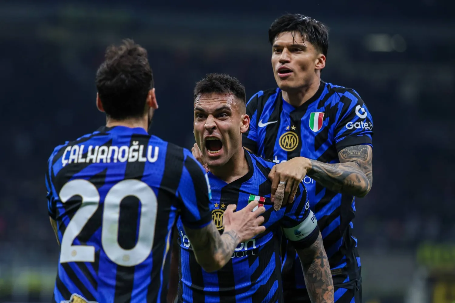 شاهد قمة الدوري الإيطالي الليلة.. القنوات الناقلة لمباراة إنتر ميلان ضد ميلان وموعد المباراة