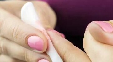 التصق صمغ الأظافر بجلدك؟ لا تفركيه إليكِ الحل بمكونات من