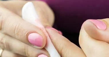 التصق صمغ الأظافر بجلدك؟ لا تفركيه.. إليكِ الحل بمكونات من مطبخك.