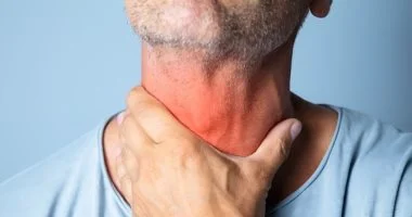 التهاب الحلق: لماذا يوصي الأطباء بالعسل والليمون قبل وصف المضادات الحيوية؟