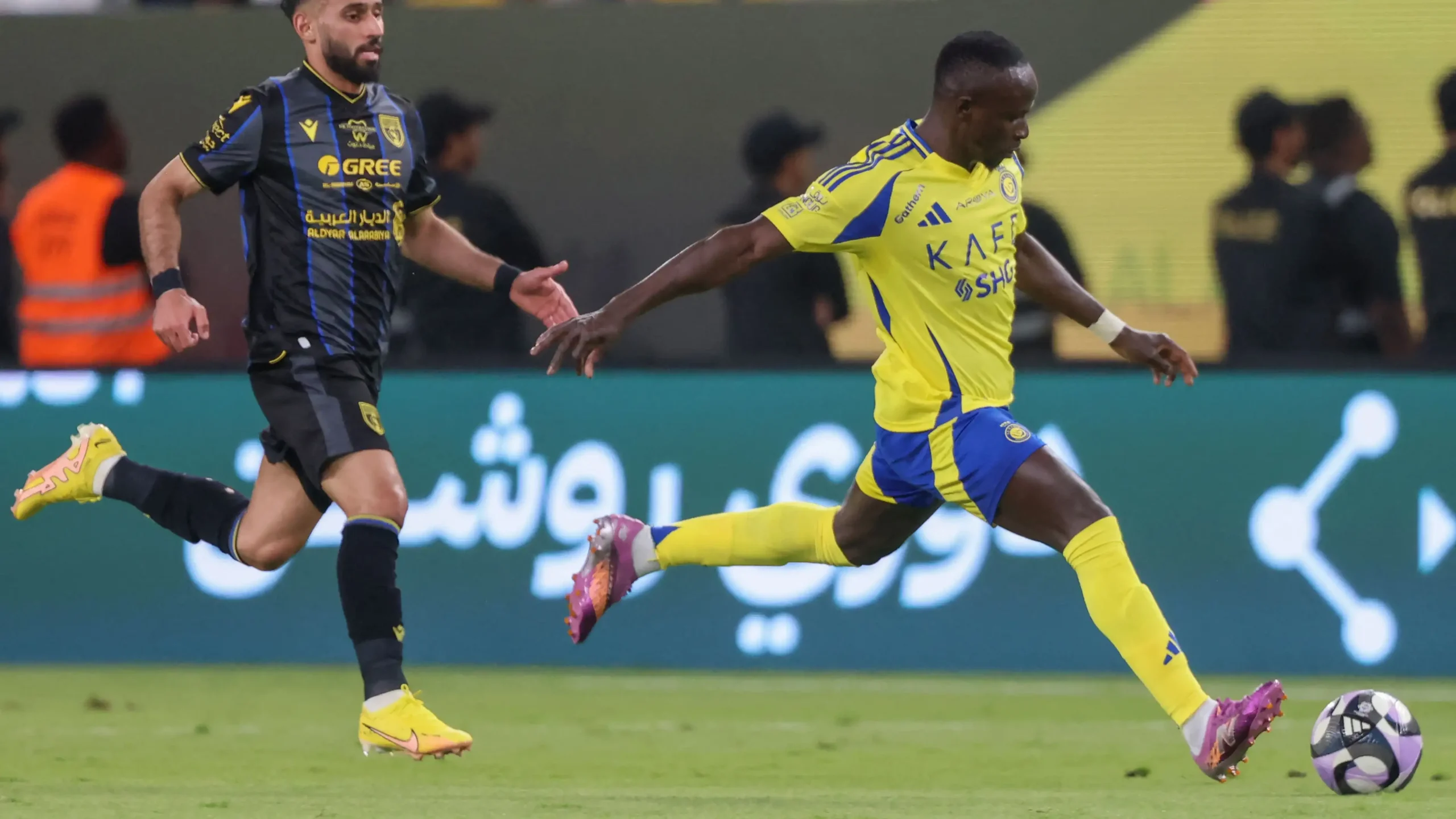 قمة دوري روشن.. القنوات الناقلة لمباراة النصر والخليج في الدوري السعودي 2026 وتردداتها