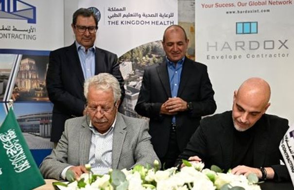 المملكة تُواجه نقص الكوادر الطبية بإنشاء كليات جديدة وتوسيع برامج الابتعاث الصحي.