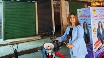 بالدراجة مرشحة مجلس النواب مونيكا مجدي تتحدى تقاليد الدعاية الانتخابية