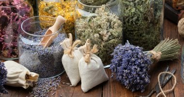بعيدًا عن الأدوية.. عطور طبيعية أثبتت فعاليتها في تقوية الثقة وتهدئة القلق.