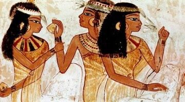 بمكونات من الطبيعة هكذا صنعت ملكات مصر كحل العيون الشهير