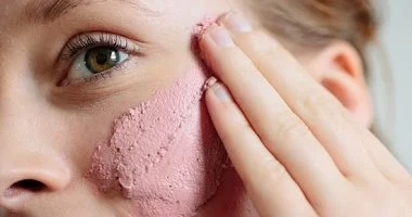 بمكونات من مطبخك.. استعيدي نضارة بشرتك واحمرار خدودك الطبيعي.