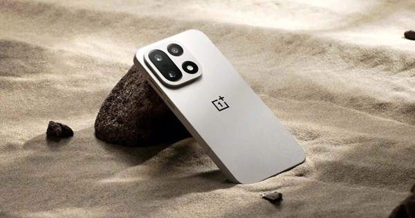 تحديث OnePlus 15 الأول يعالج مباشرةً أبرز شكاوى الكاميرا والبطارية.