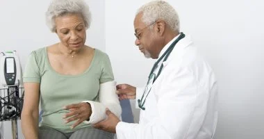 جراحة الكسور قد تصبح من الماضي.. “مسدس” جديد يطبع العظام الحية مباشرة على الإصابة.