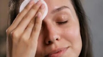 خطوة تتجاهلينها عند إزالة المكياج قد تسبب تلفًا مبكرًا لبشرتك