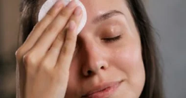 خطوة تتجاهلينها عند إزالة المكياج قد تسبب تلفًا مبكرًا لبشرتك
