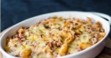 سر طعم طاجن المكرونة بالدجاج ليس في الصلصة.. بل في طريقة تحضير البصل