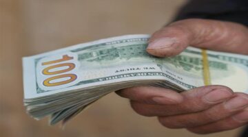 سعر الدولار مقابل الجنيه المصري ينخفض ويسجل أدنى مستوى في