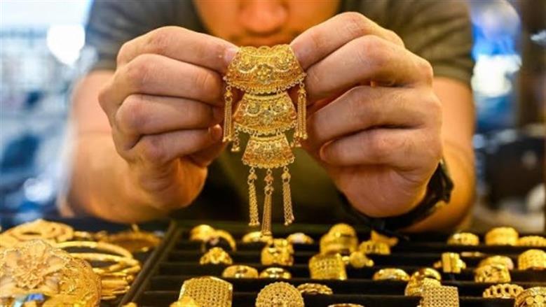 سعر جرام الذهب يتراجع عقب تثبيت البنك المركزي لسعر الفائدة