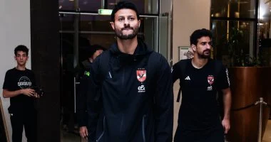 فحص طبي شامل لمحمد الشناوي بعد إصابته في ضامة مباراة شبيبة القبائل