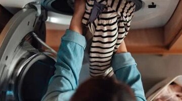 فرز الملابس بالألوان لا يكفي 6 عادات غسيل شائعة تتلف