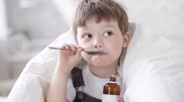 قبل أن تعطيه لطفلك أطباء يوضحون متى يتحول دواء الكحة