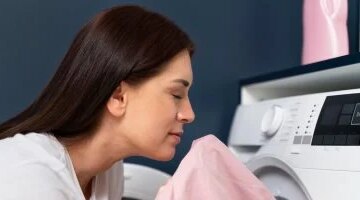 كوب من الخل الأبيض في الغسيل ينهي مشكلة بقع العرق