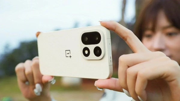 لماذا يتخلى المستخدمون عن الشاشات العملاقة لصالح الهواتف الصغيرة؟