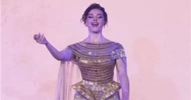 ليس علم الرينبو.. القصة الكاملة وراء علم السلام الذي رفعته شيرين طارق.