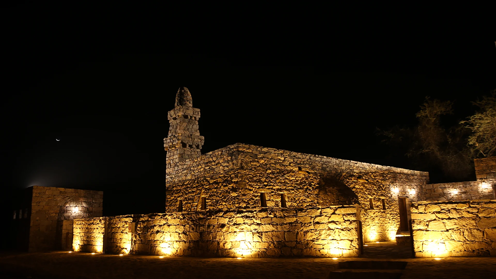 مشروع محمد بن سلمان يؤهل حرفيين سعوديين لإنقاذ كنوز معمارية في مساجد المملكة التاريخية.