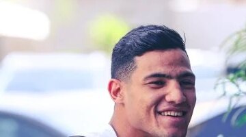 مصطفى العش لاعب الأهلي يُنقل للمستشفى بعد ارتجاج في المخ