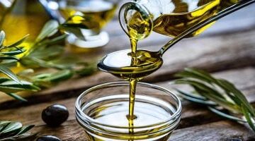 ملعقة زيت زيتون يوميًا تغير خريطة البكتيريا النافعة في جهازك