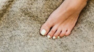وخز وتنميل أصابع القدمين عرض غير متوقع يكشف نقص فيتامين