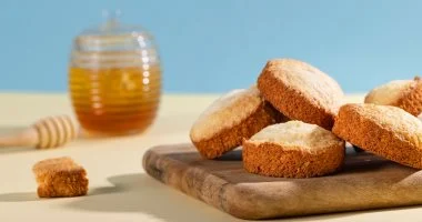 وداعاً للحلويات الجاهزة.. بسكوت العسل الصحي للمدرسة بمكونات من مطبخك