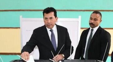وزير الشباب والرياضة يدلي بصوته في انتخابات مجلس النواب بمنطقة
