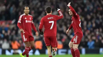 القنوات الناقلة لمباراة ليفربول وليدز يونايتد ومعلق اللقاء في الدوري.webp