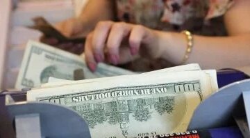 سعر الدولار في البنوك المصرية يستقر عند مستويات الأمس مع