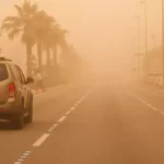 عاصفة ترابية كثيفة تغطي شوارع المملكة وتؤثر على حركة المرور والأنشطة اليومية