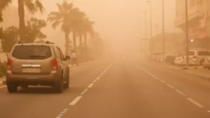 عاصفة ترابية كثيفة تغطي شوارع المملكة وتؤثر على حركة المرور والأنشطة اليومية